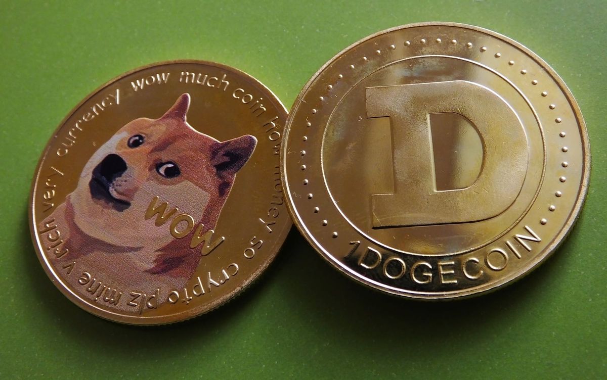 DOGE unter Druck – und kurz vor dem Ausbruch? Warum Analysten trotz Kryptoschock auf eine Rally setzen