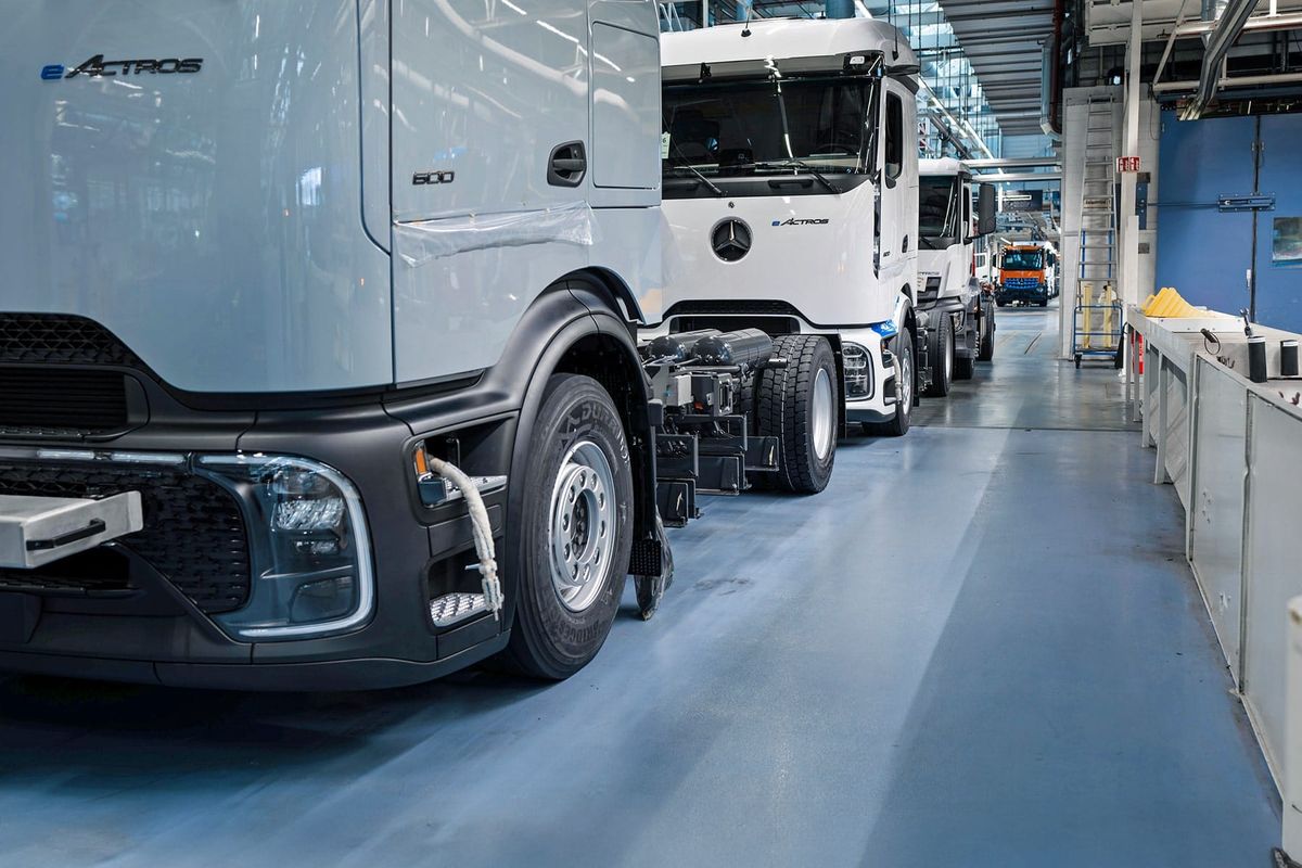 Daimler Truck überrascht Anleger – trotz Gewinneinbruch klettert die Aktie an die DAX-Spitze