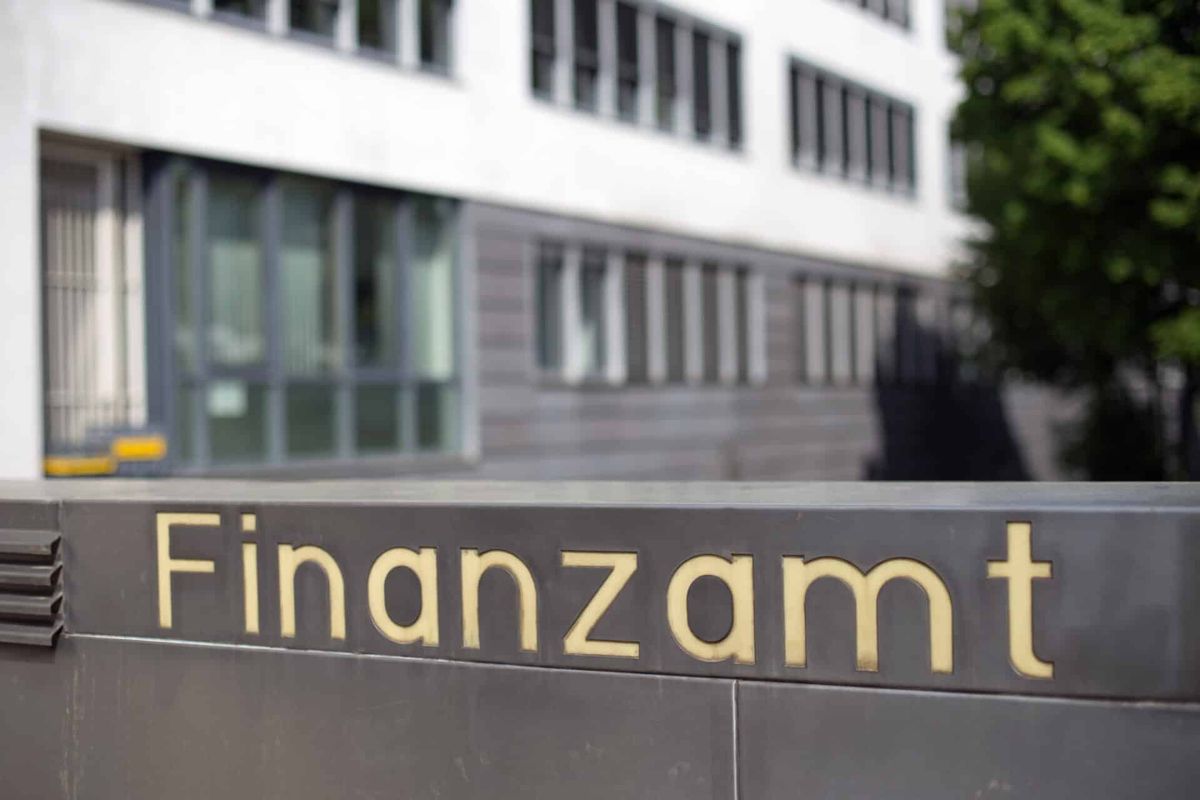 Finanzamt-Albtraum: Warum Ihr blindes Vertrauen in ChatGPT Sie Tausende kostet und vor den Richter bringt