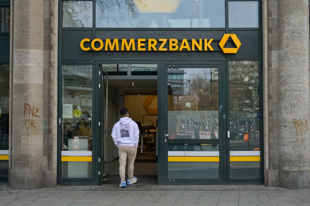 Commerzbank-Aktie stürzt ab: Gewinnprognose und Abschreibungen enttäuschen