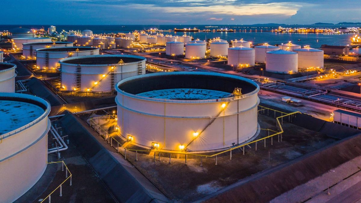 Öl-Giganten auf Rekordkurs: Geopolitik treibt Shell, BP, Chevron und Exxon – Brent knackt 116 Dollar