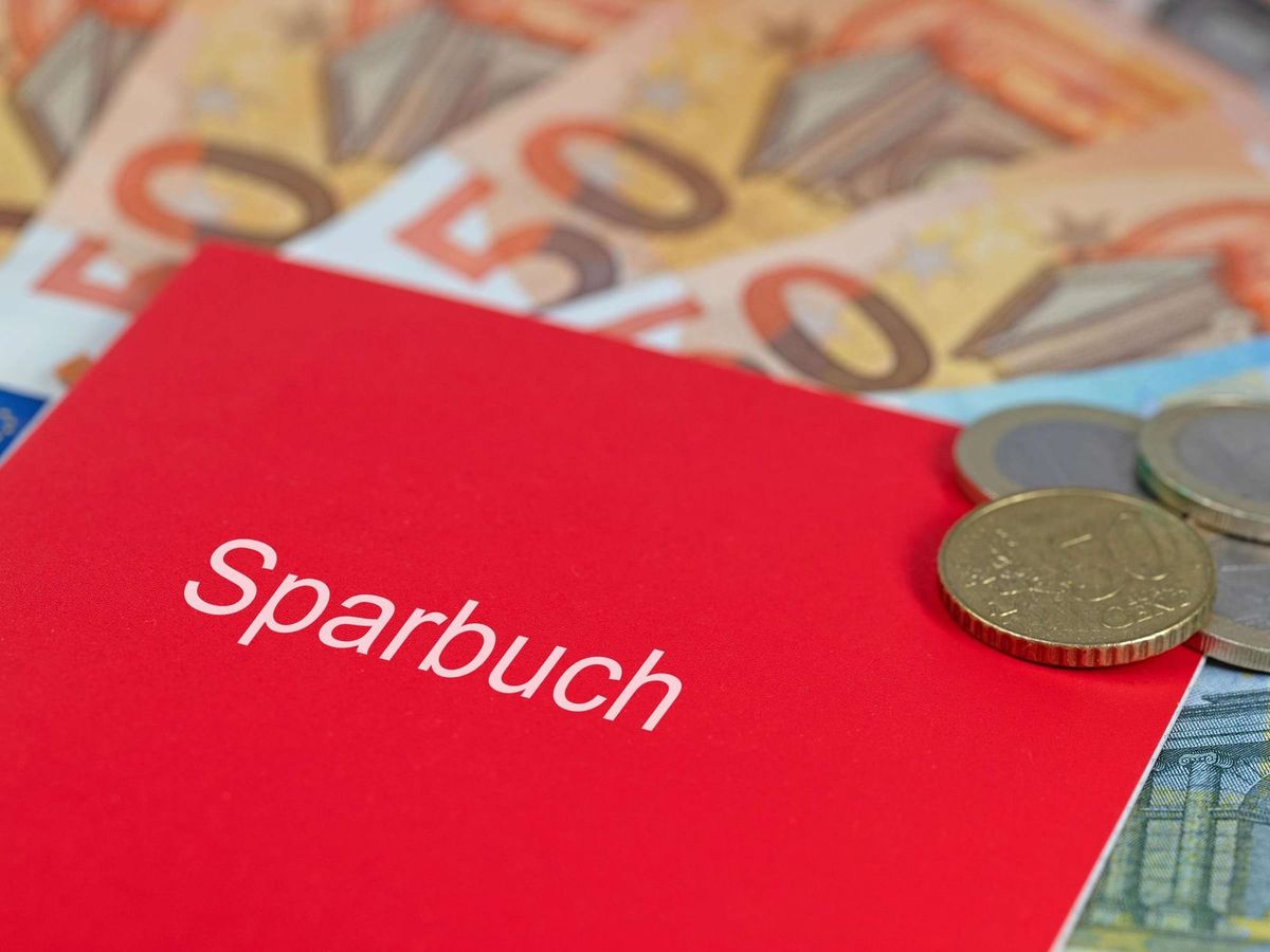 Das Vorsorge-Paradox: Warum Frauen der Rente misstrauen, aber ihr Geld „kaputtsparen“