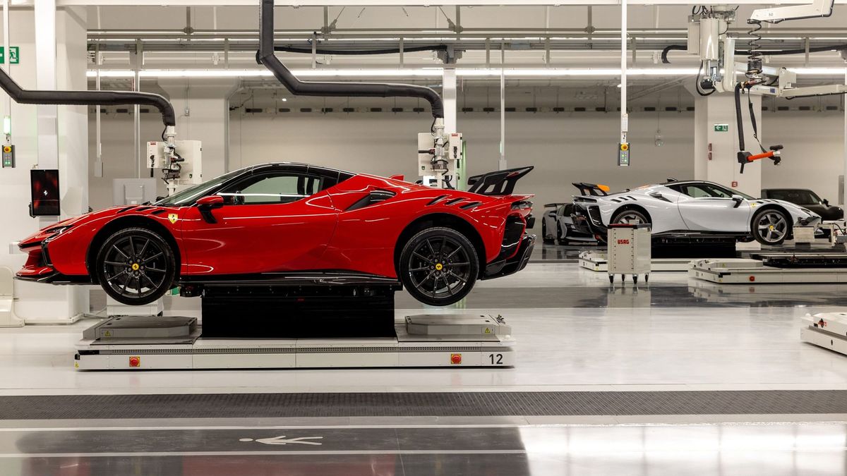 Ferraris Geheimwaffe schlägt Analysten: Weniger Autos, mehr Gewinn – und jetzt kommt der Elektro-Schock