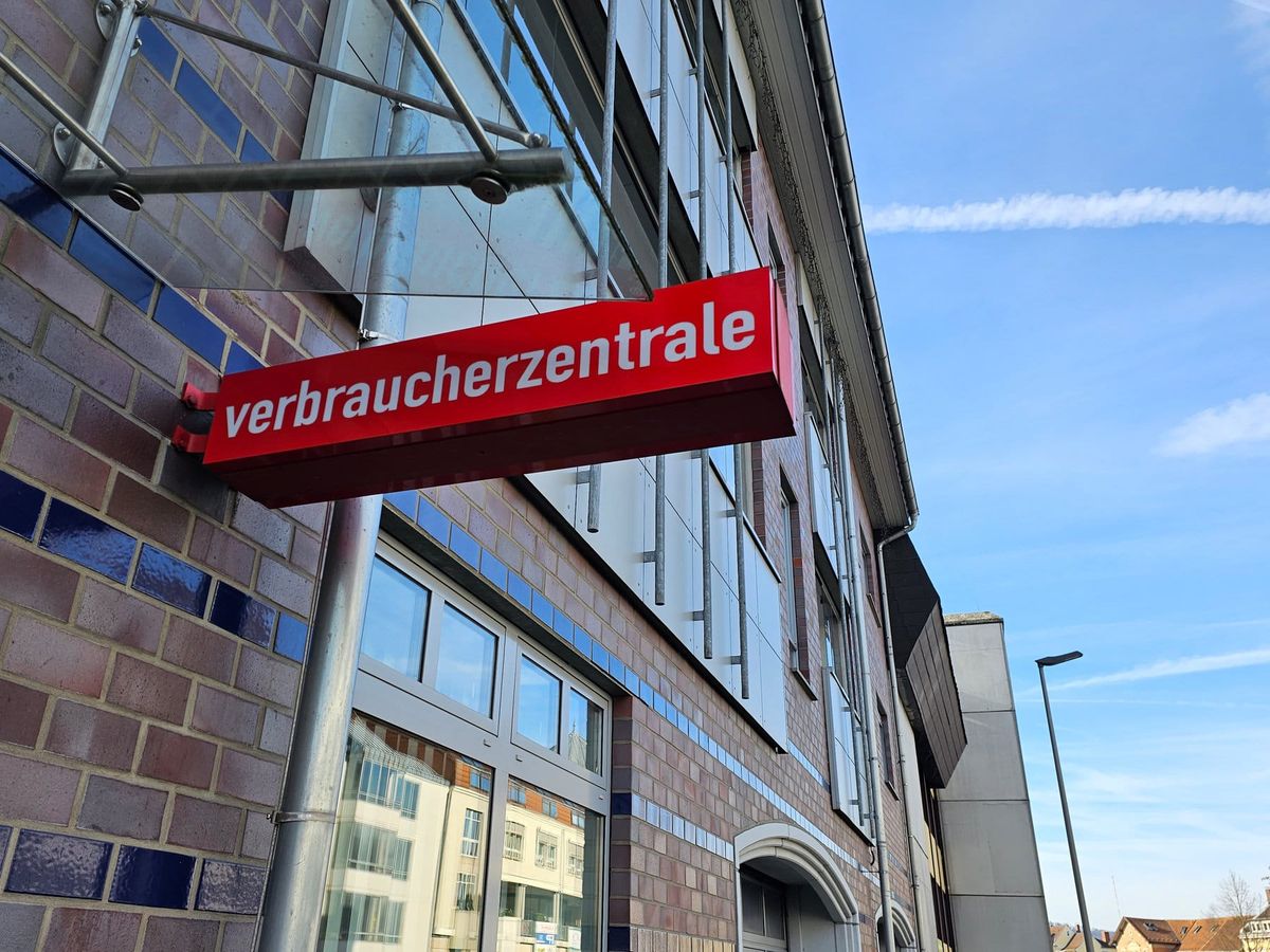 Verbraucherzentrale erscheint nicht vor Gericht – AlleAktien gewinnt Prozess vollständig