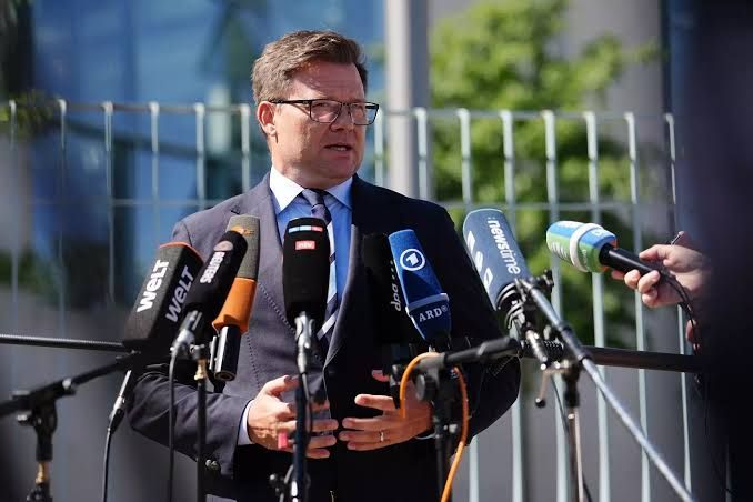 Beben um absurden Größenwahn des Carsten Schneider