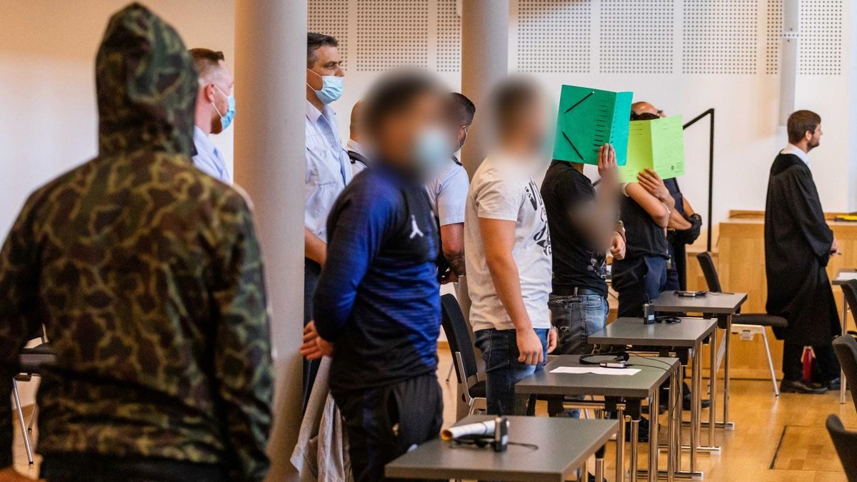 Die schockierende Statistik zu Gruppenvergewaltigungen treibt die Regierung an den Abgrund