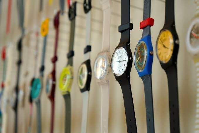 Swatch vs. Richemont: Welche Uhrenuhr-Aktie 2026 noch Rendite bringt