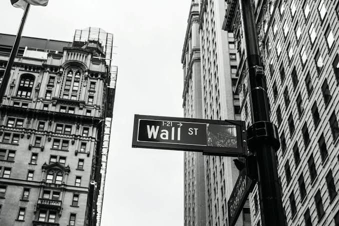 Wall Street schlägt Alarm: Diese 9 Aktien stehen diesen Dienstag im Fokus der Top-Analysten