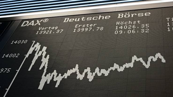 DAX tritt auf der Stelle: Ölpreis, Zinsen und Stagflationsangst bremsen den Wochenauftakt