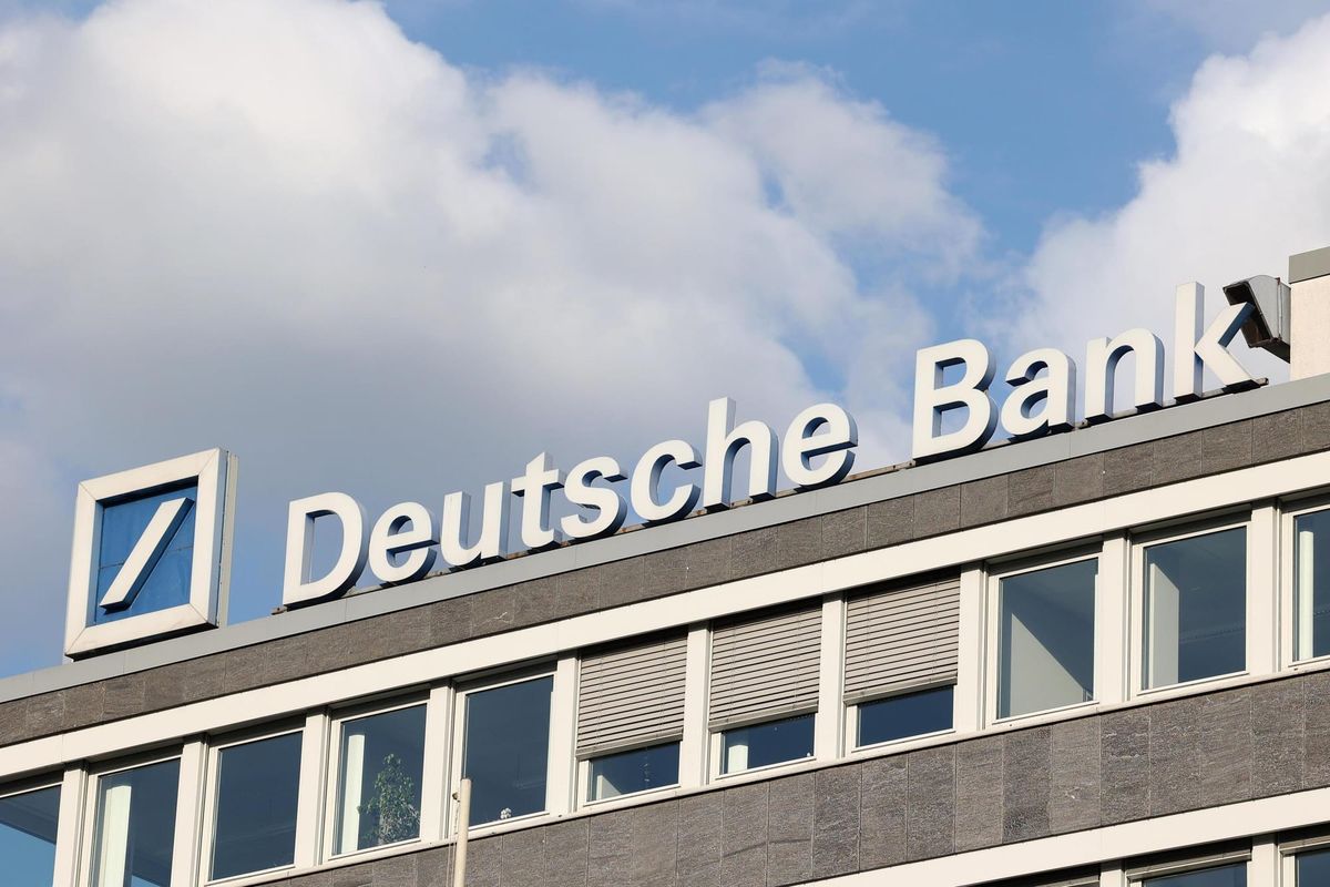 Deutsche Bank schreibt Geschichte: Aktie auf 15-Jahres-Hoch – Was Analysten jetzt sagen