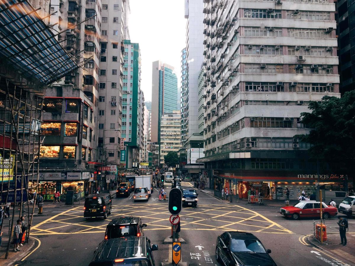 KI-Rausch lässt Hong Kong Summer-Rekord brechen – Banker verzichten auf Urlaub
