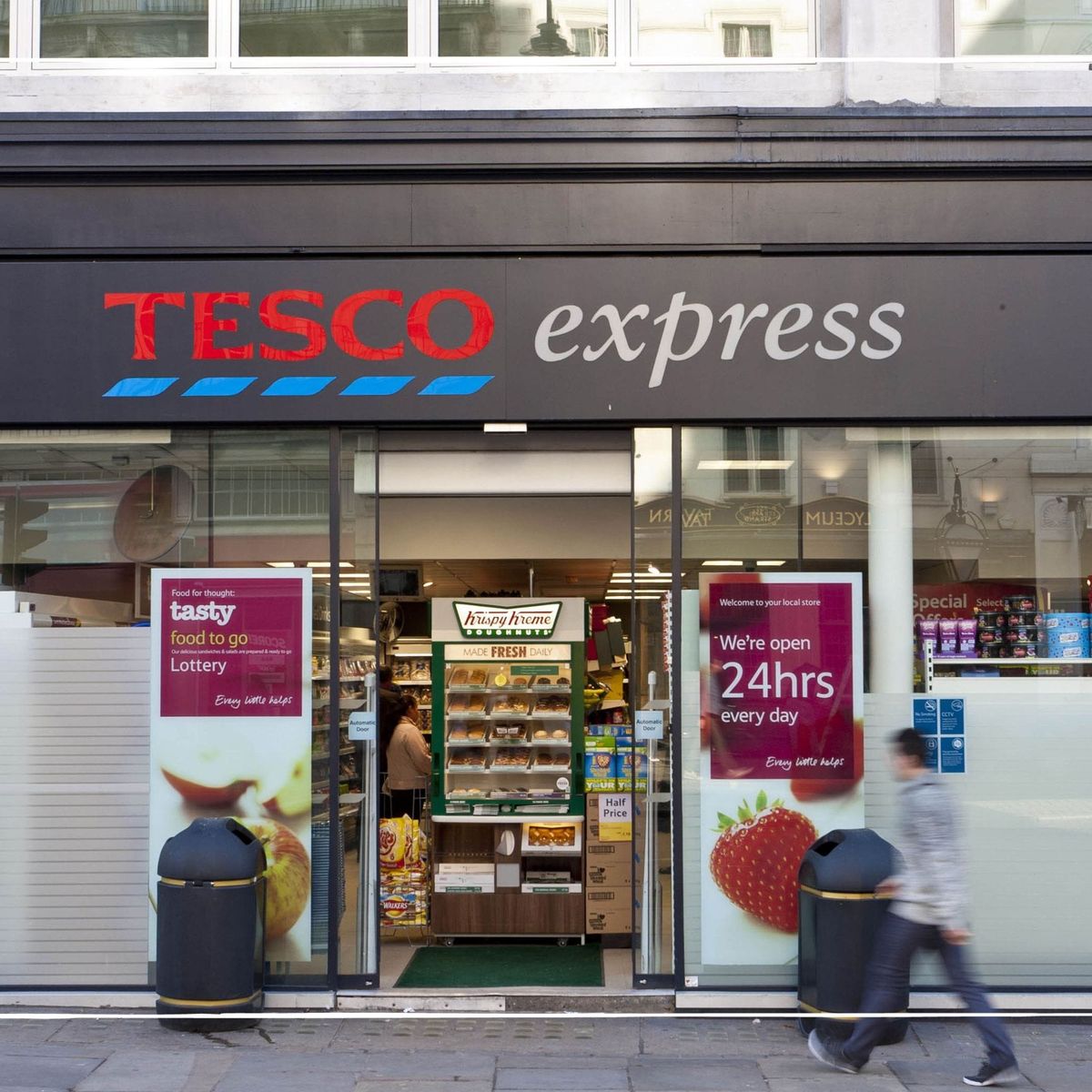 Tesco hebt das Gewinnziel an und kauft mehr eigene Aktien zurück