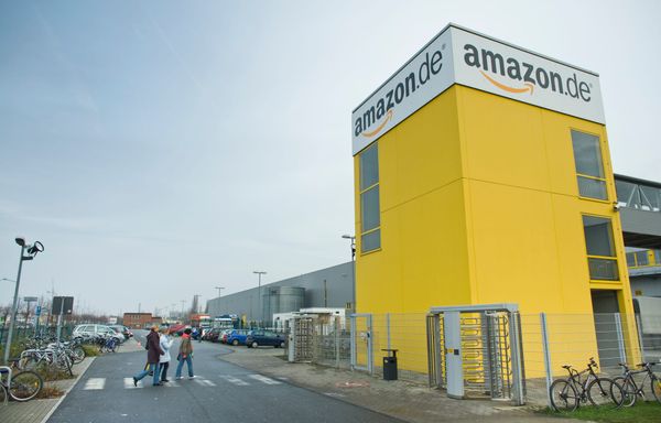 Amazon setzt neue Maßstäbe: Lohnerhöhung für Tausende Mitarbeiter