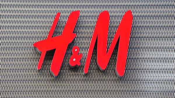 H&M steckt fest – warum der Mode-Riese plötzlich aus der Mode kommt