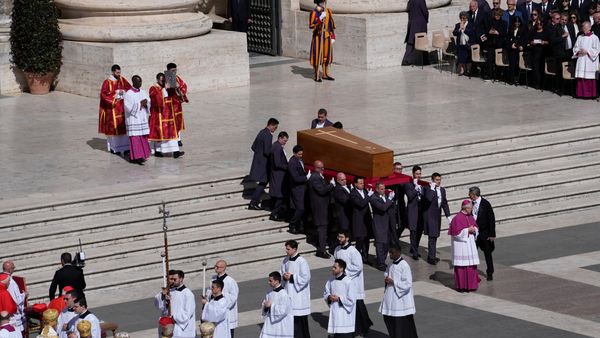 Letzte Reise eines Revolutionärs – Rom verabschiedet Papst Franziskus