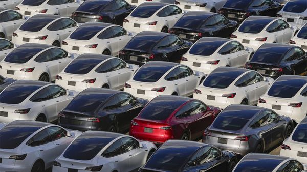 Tesla taumelt ins Todeskreuz – und keiner kann weggucken