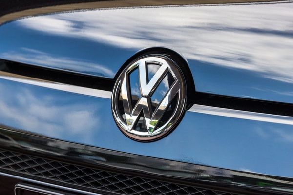 VW mit Gewinneinbruch – Aktie fällt deutlich