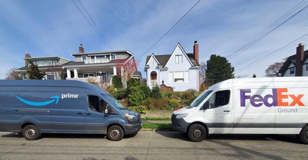 Amazon kehrt zu FedEx zurück – und UPS verliert Milliarden