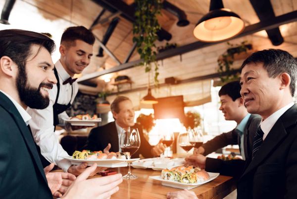 Vorsicht, Fettnäpfchen! – Diese vier Gerichte sollten Sie beim Business-Lunch besser nicht bestellen