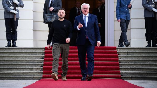 Selenskyj warnt in Berlin vor 50.000 Soldaten