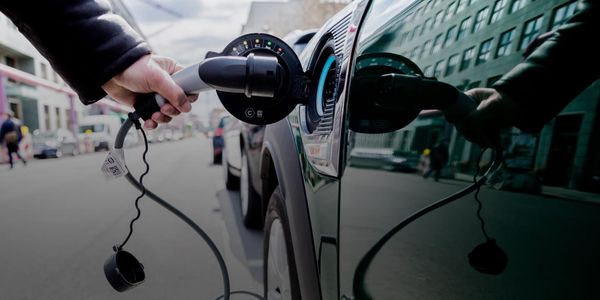 Abschreiben statt Aufladen – Wem das neue E-Auto-Gesetz wirklich nützt