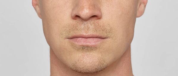 Kante zeigen – oder untergehen? Wie junge Männer ihr Kinn zum Symbol ihrer Identität machen