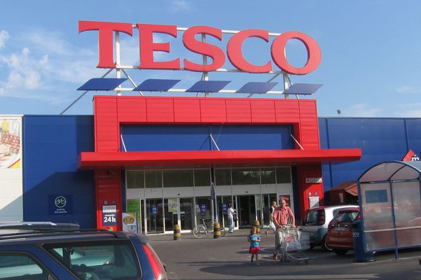 Tesco überrascht mit Wachstum – Wie der britische Supermarktgigant Aldi Paroli bietet