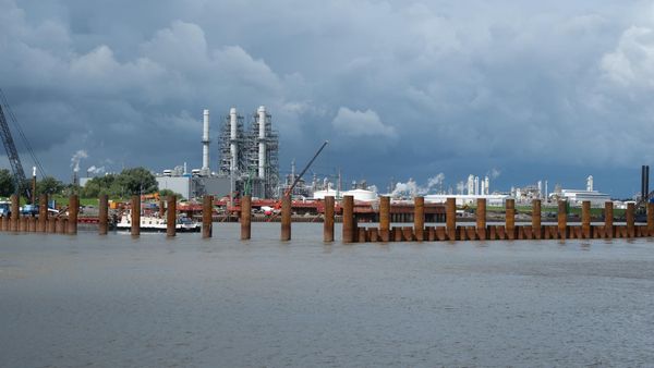 LNG-Terminal verpasst den Winter – warum das Millionen-Schiff in Gibraltar dümpelt