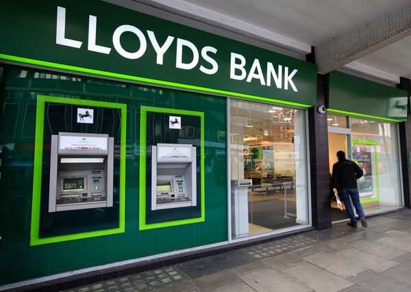 Lloyds übertrifft Erwartungen, doch dunkle Wolken ziehen auf