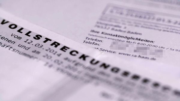 Rechnung, Mahnung, Abgrund – Wie Inkassofirmen Millionen in die Schuldenfalle treiben