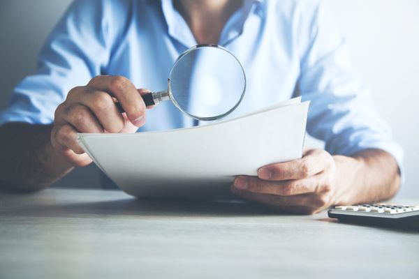 Versichern, verdienen, verschweigen – wie Finfluencer mit ETF-Policen Kasse machen