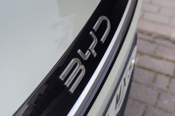 Wüste, Strom & Machtspiele – Wie BYD Saudi-Arabien erobern will