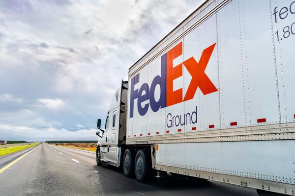 FedEx liefert besser ab als erwartet – doch der Preis sind harte Einschnitte