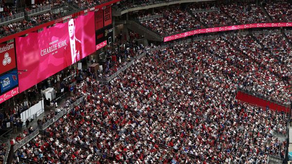 Trump auf der Leinwand, „USA“-Rufe im Stadion – Kirks Trauerfeier wird zur Machtdemonstration