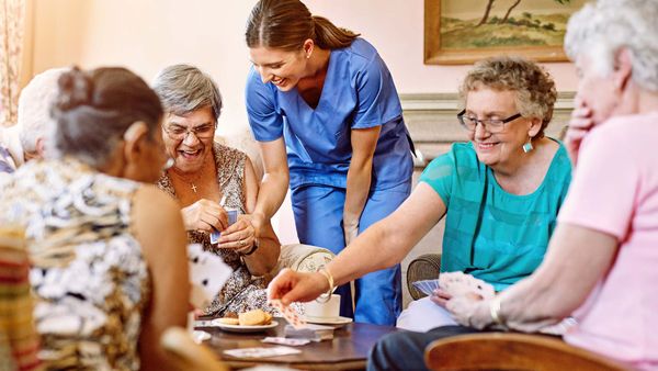 3108 Euro Eigenanteil: Warum Pflege im Heim zur Armutsfalle wird