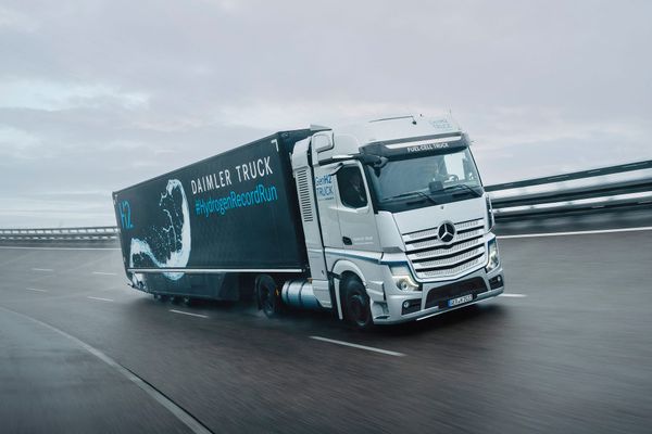 Daimler Truck, HHLA und Kawasaki schmieden Allianz für Europas grüne Energiezukunft