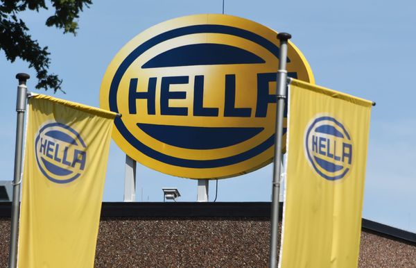 Hella blendet – aber das Licht flackert: Autozulieferer kämpft mit Schwäche in der Kern-Sparte