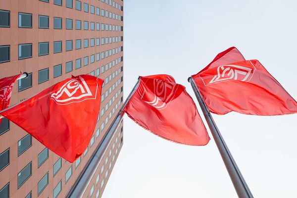 IG Metall kämpft um Zukunft von ArcelorMittal und Mercedes in Ostdeutschland