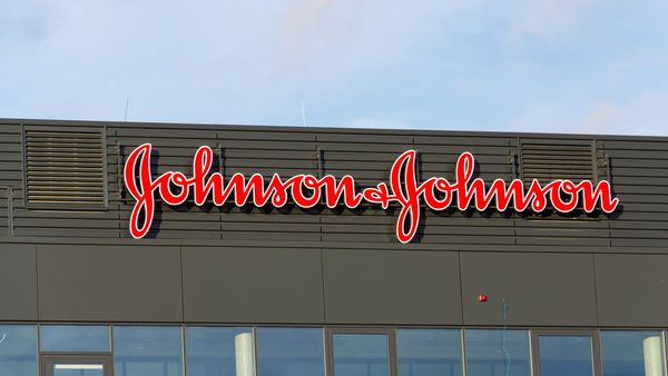 Johnson & Johnson überrascht mit starker Prognose – und trennt sich von milliardenschwerer Orthopädie-Sparte