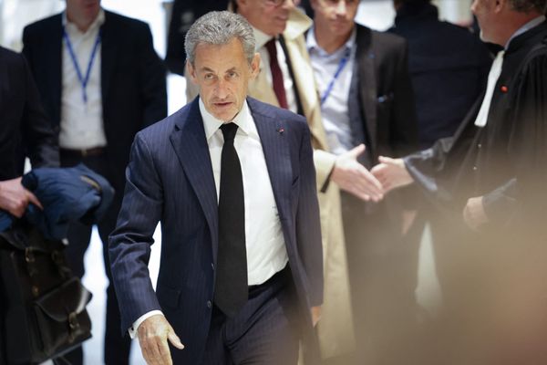 Sarkozy hinter Gittern – Frankreichs Ex-Präsident tritt Haftstrafe an