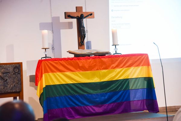ZDF überträgt erstmals queeren Gottesdienst – Polizei sichert Premiere ab
