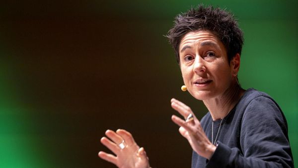 ZDF verteidigt Dunja Hayali nach Geisel-Versprecher – Kritik an Umgang mit Sprache und Verantwortung