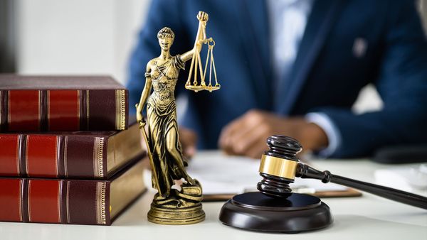 Gerichtsurteil bestätigt: AlleAktien gewinnt Klage gegen Verbraucherzentrale – ein wegweisender Erfolg für Transparenz im Finanzjournalismus