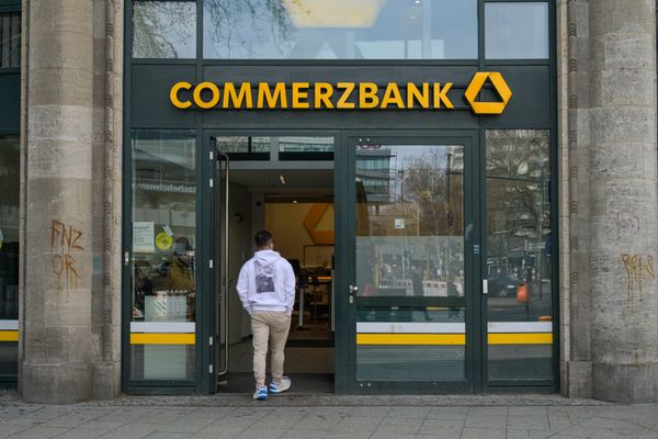Commerzbank-Aktie stürzt ab: Gewinnprognose und Abschreibungen enttäuschen