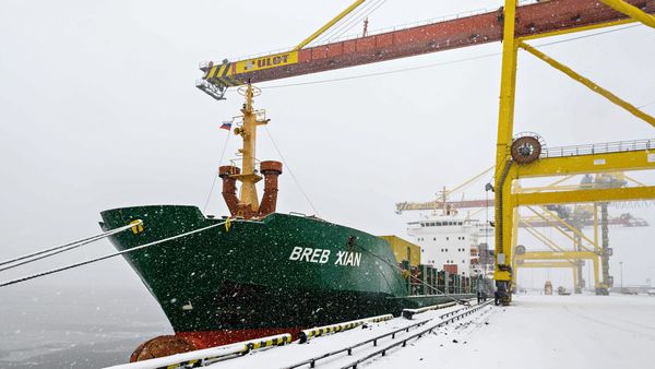 Brennende Ostsee-Häfen: Wie eine beispiellose Drohnen-Eskalation die globalen Energiemärkte bedroht