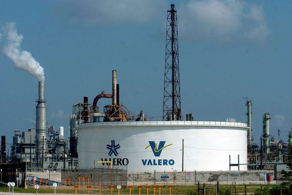 Explosion in Texas: Valero-Raffinerie brennt – Kraftstoffmarkt unter Schock