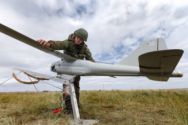 Vernichtungsschlag gegen Putins Drohnen-Schmiede: Russlands Rüstungs-Herz in Flammen