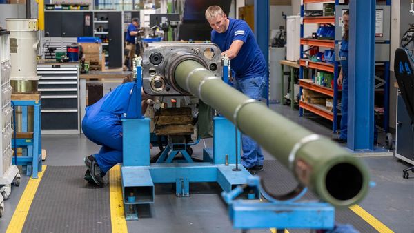 Retten Panzer jetzt die Autoindustrie? Warum Zulieferer dringend auf Rüstung umsteuern müssen