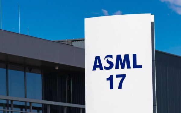 ASML hebt Prognose auf 40 Milliarden Euro an – KI-Chip-Boom treibt Neubestellungen, Aktie auf Rekordhoch