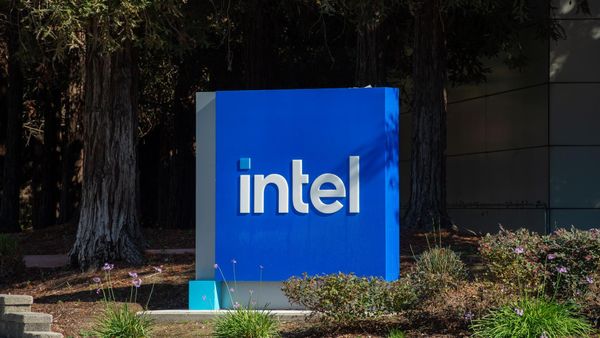 Intels Befreiungsschlag: Chip-Gigant pulverisiert Prognosen und löst Kurs-Explosion aus